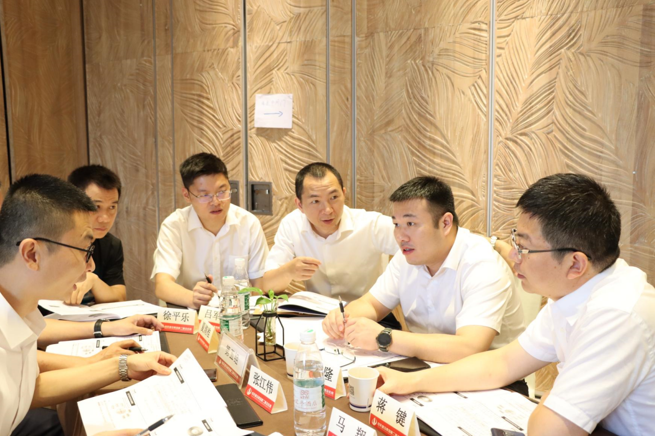 2021年6月25日-26日，天九娱乐二建组织开展了2021年中高层主管执行力培训。本次培训特邀清华、北大、上海交大总裁班讲师，中国企业家协会特聘高级讲师许晋老师进行授课。